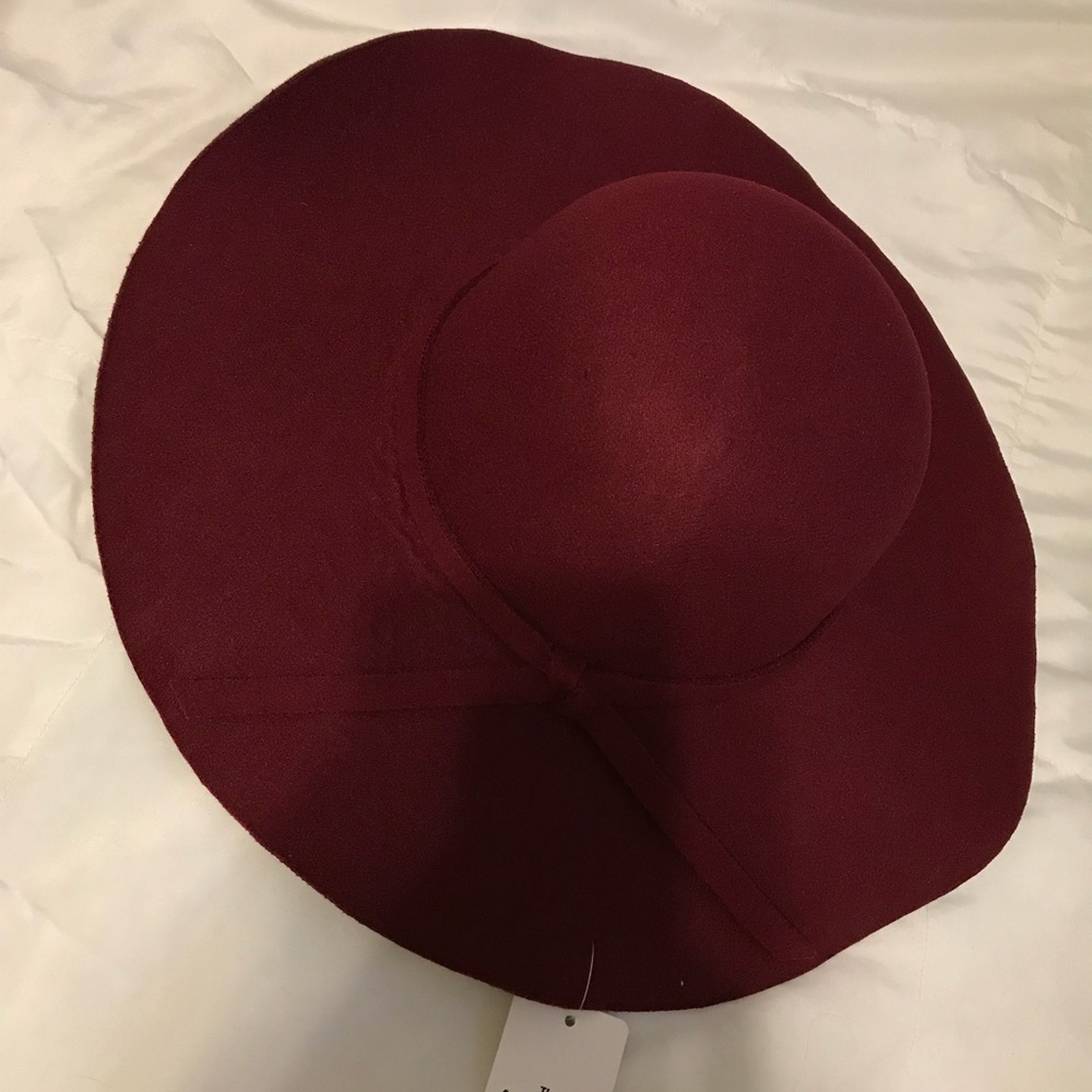 Maroon floppy hat